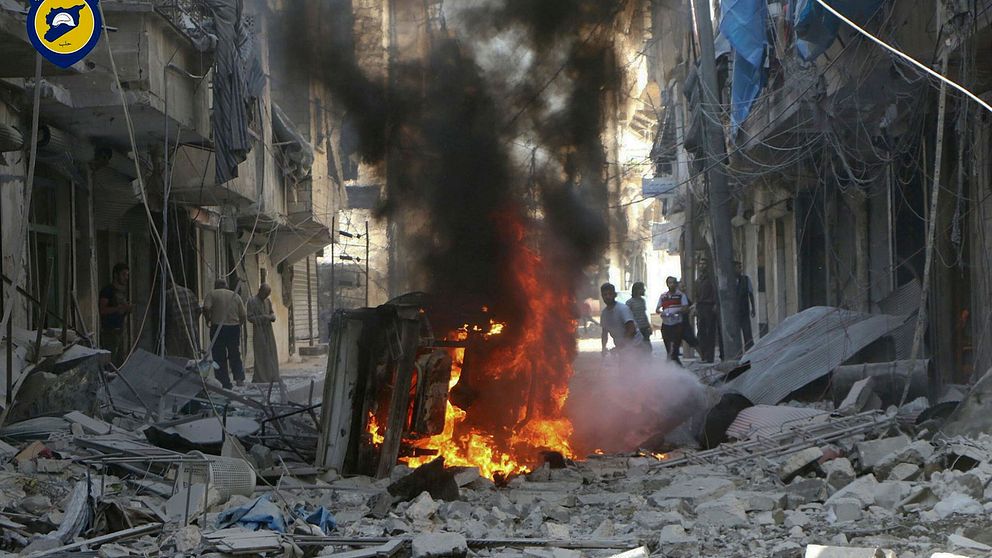 Människor inspekterar skadade byggnader efter flyganfall mot stadsdelen Mashhad i Aleppo, Syrien.