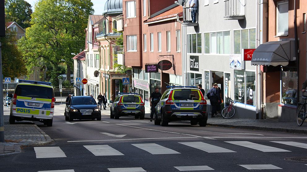 Polisbilar utanför butik i Ronneby