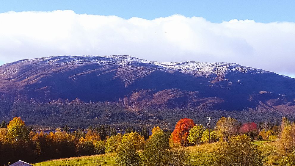 På morgonen den 30 september låg säsongens första snö på fjälltopparna kring Ottsjö i Jämtland.