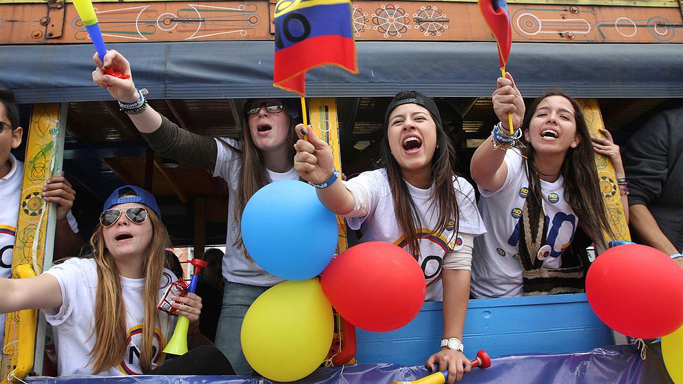 Unga kvinnor som deltar i en demonstration för nej-sidan i Bogota.