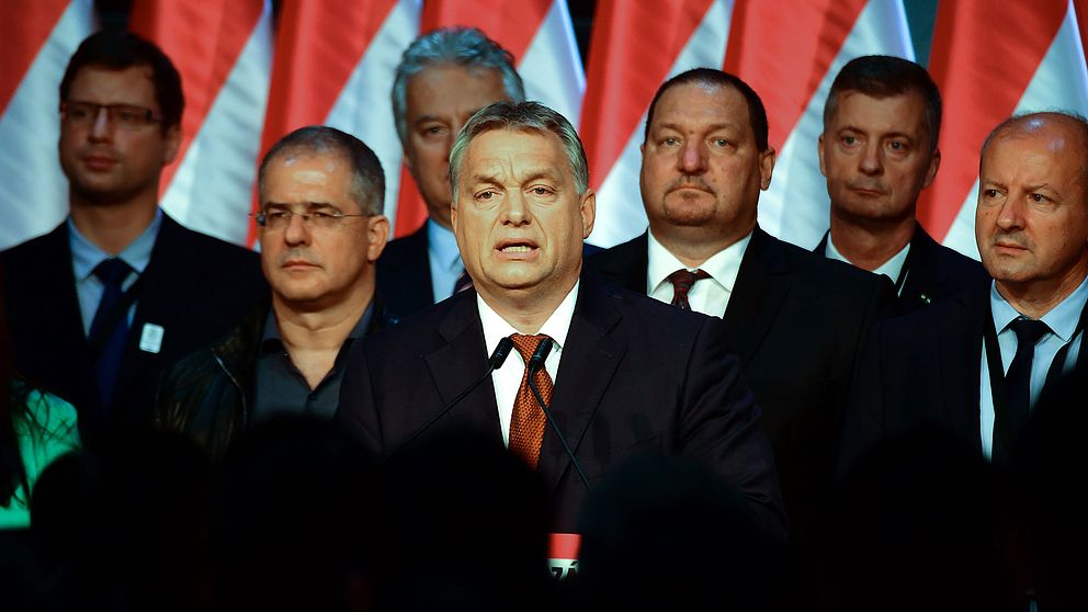 Nästan alla som röstade i den ungerska folkomröstningen valde premiärminister Viktor Orbans linje, men valdeltagandet blev för lågt för att resultatet ska kunna räknas som giltigt – ändå lovar premiärministern nu en lagändring i landet med resultatet som riktlinje.