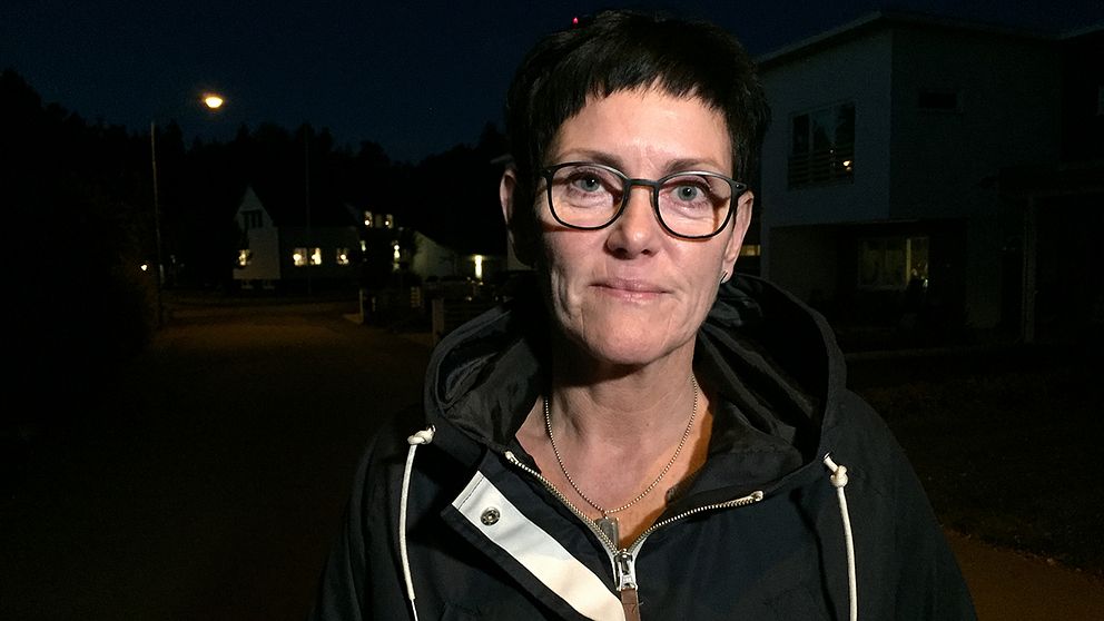 Katarina Hansson (S) står på en gata och intervjuas av SVT.