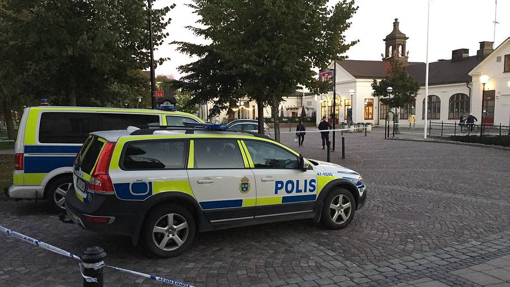Tågstationen i Katrineholm avspärrad polisbilar