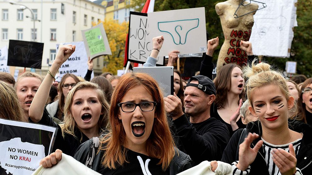 Polska kvinnor demonstrerar i Warszawa mot ett lagförslag att totalförbjuda aborter.