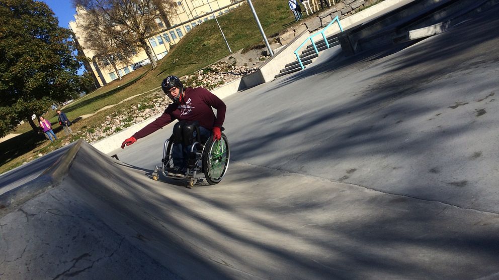 kille i rullstol åker i skatepark