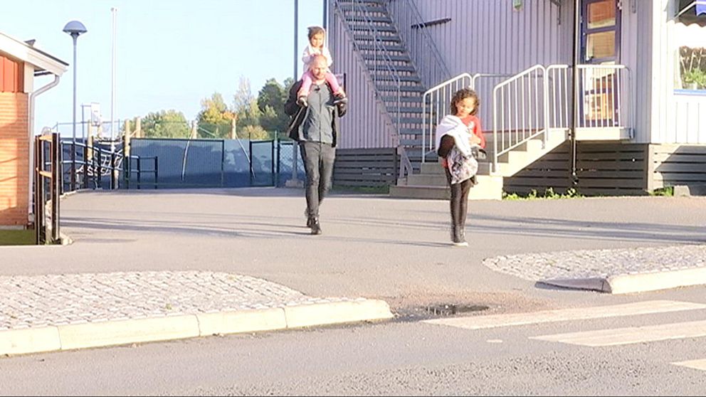 Familjen Tewolde Åselius hämtar barn på tre olika stopp.