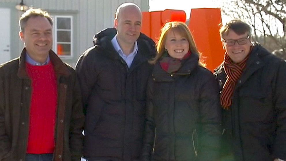 Partiledarkollegorna i alliansen på möte hos Annie Lööfs barndomshem i Maramö i Småland.