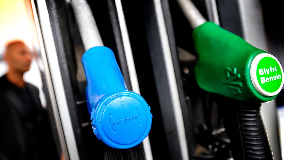Allt färre bilister väljer idag den blåa pumpen när de ska tanka sina bilar.