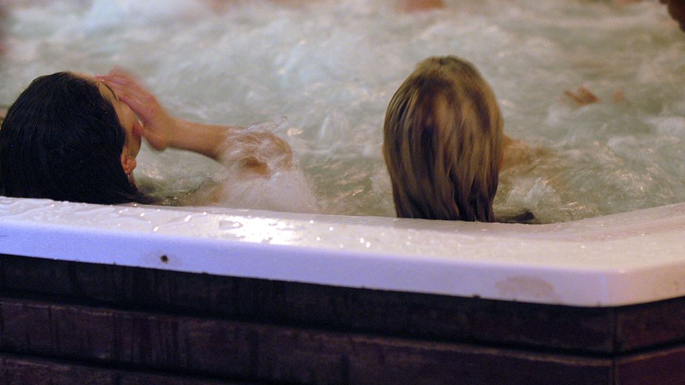 Flickor i bubbelpool