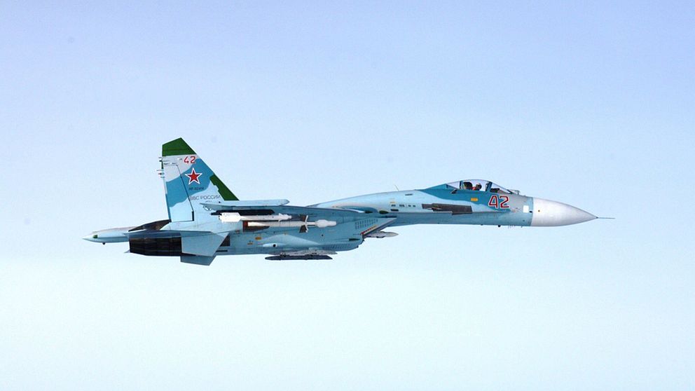 Det här bilden togs av Finlands flygvapen och visar planet, som är av typen SU-27.
