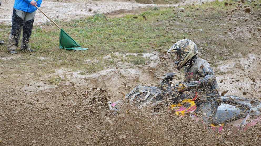 Fyrhjulingar tävlar i lera.