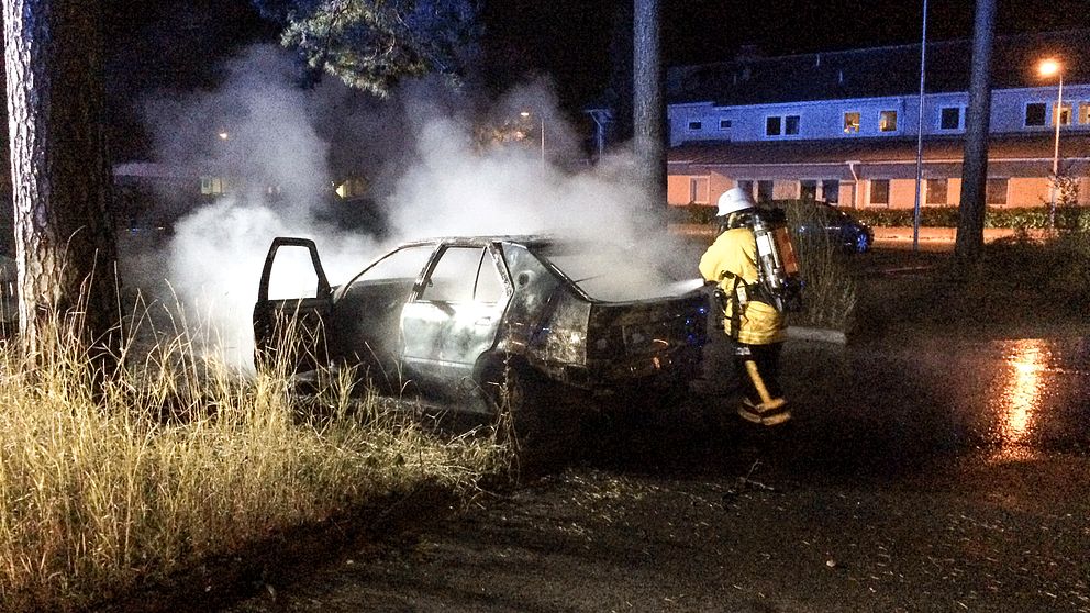 Brandman släcker bilbrand Norslund Falun rök bil utbränd