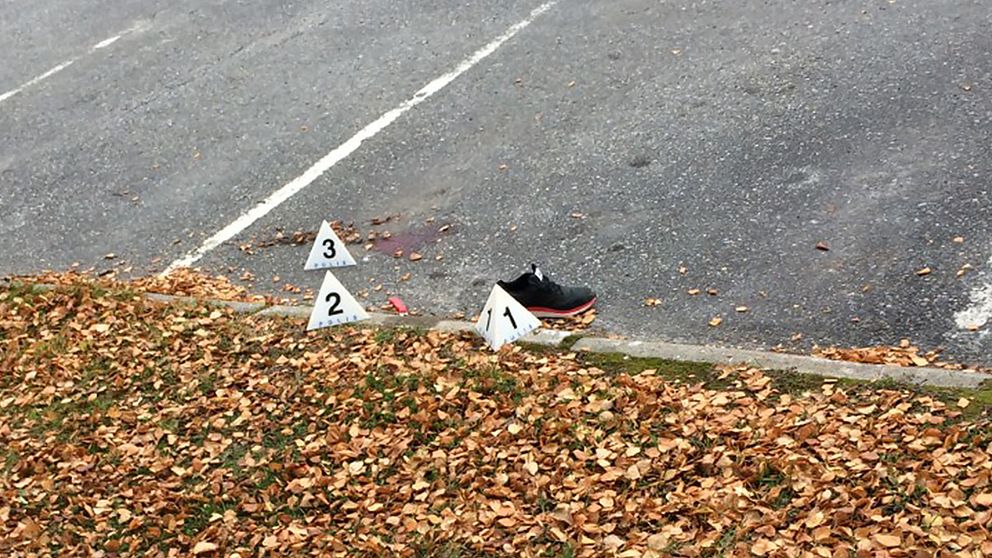 På brottsplatsen finns blod, en kniv och en sko som polisen har märkt ut.