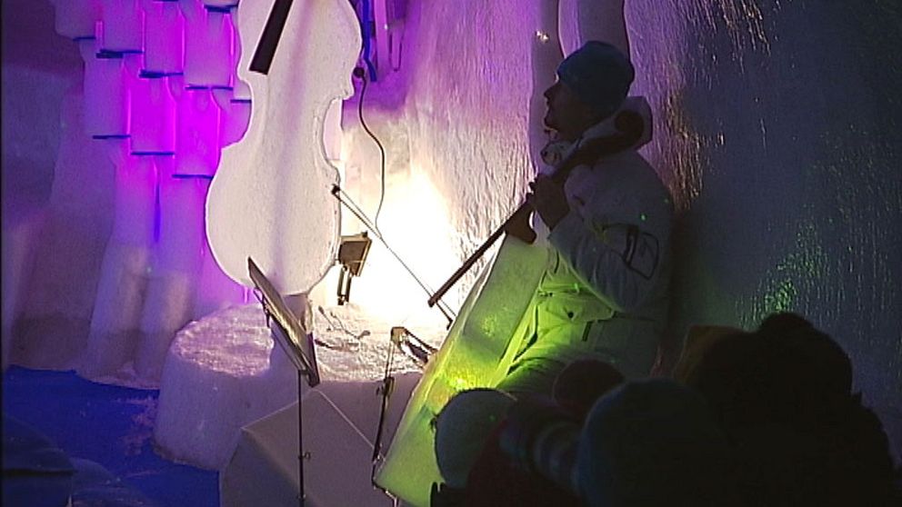 Musiker spelar på instrument gjort av is under Ice Music i Luleå