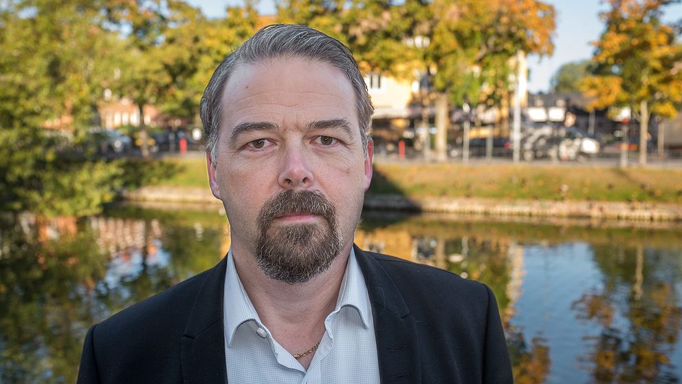 Porträtt på Roger Lindström, direktör för avdelningen gata, park och natur på Uppsala Kommun. Porträtt vid Svandammen i Uppsala.