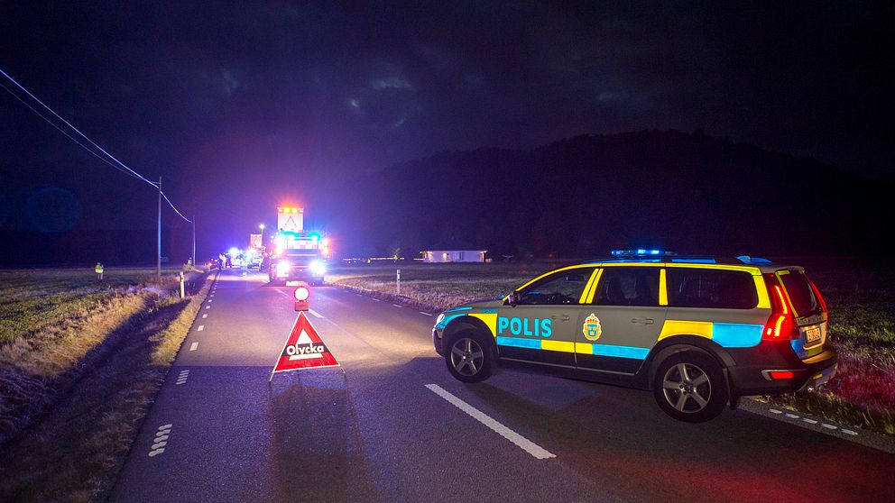 Vid halvsju-tiden skadades två personer efter en älgolycka på Marstrandsvägen utanför Kungälv.