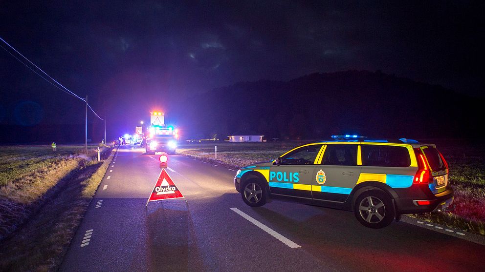 Vid halvsju-tiden skadades två personer efter en älgolycka på Marstrandsvägen utanför Kungälv.