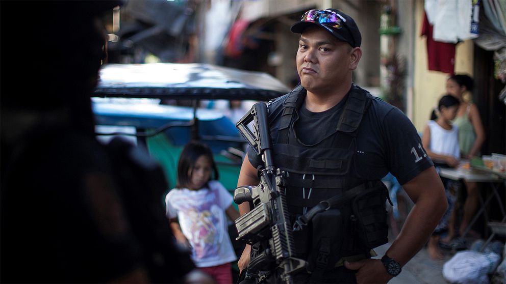 Ifrågasatt poliskår. SVT fick unikt tillträde till en av SWAT-styrkorna som leder antidrogtillslagen i Metro Manila. Här i ett tidigare fäste för Crystal Meth, eller Shabu som det kallas, Filippinernas vanligaste drog.