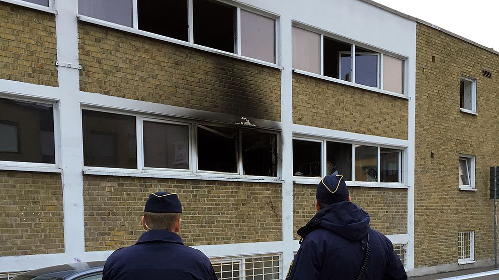 Polisen har spärrat av platsen och rubricerar det som mordbrand.