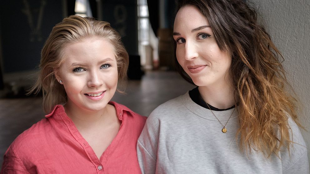 Porträtt på skaparna bakom podcasten Pillerpodden. Till vänster i bild står Siri Strand, till höger står Emma Westas Rödin.