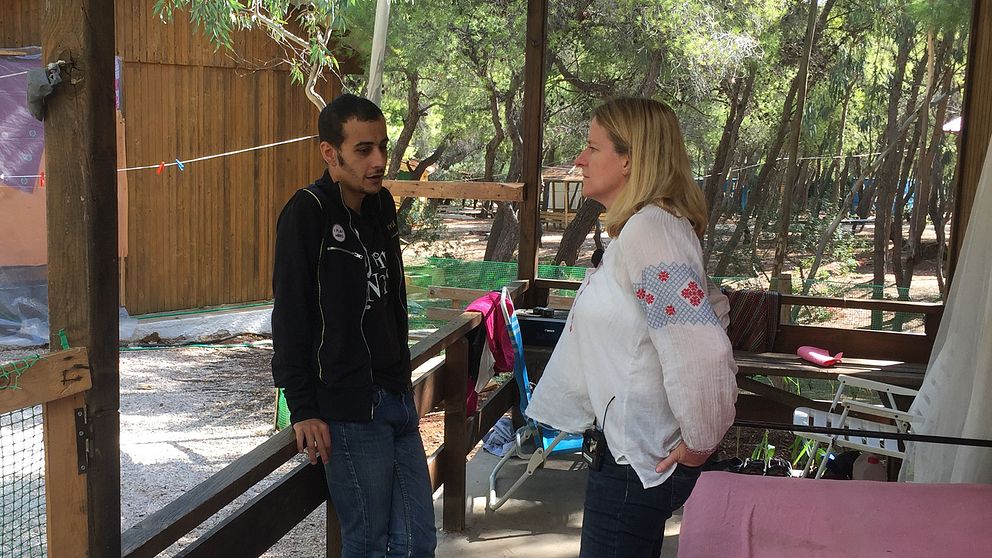 SVT:s Ulrika Bergsten tillsammans med Mahmoud i Grekland. Mahmoud bor med sin familj i en campingstuga i Lavrion i väntan på asylbesked.