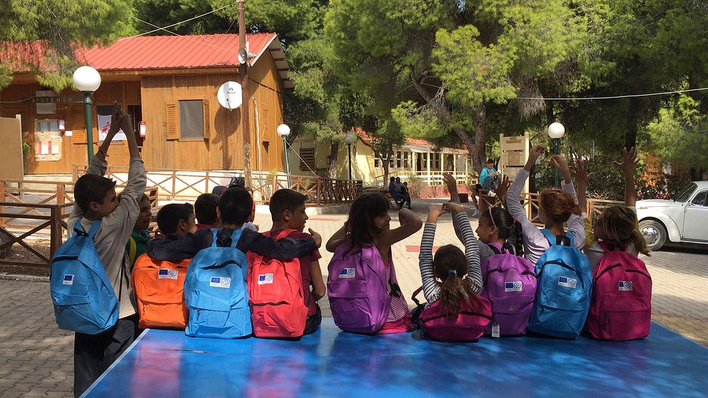 15.000 asylsökande barn ska nu få börja i skolan i Grekland.
