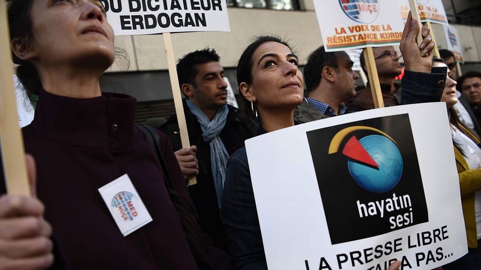 Kurdiska aktivister protesterar i Paris utanför satellitbolaget Eutelsats huvudkontor, efter att bolaget beslutat sig för att släcka ned den kurdiska tv-kanalen Med-Nuce i Frankrike. Nu släcker samma bolag den svensk-kurdiska kanalen Newroz.