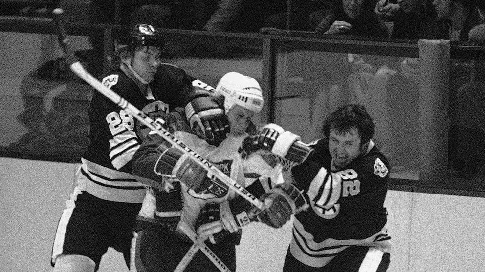 Matti Hagman, till vänster i bild, 1977 i Madison Square Garden.