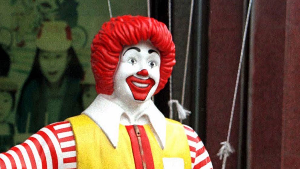 Ronald McDonald-staty utanför en restaurang.