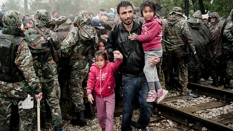 Syriska flyktingar vid gränsen till Makedonien.