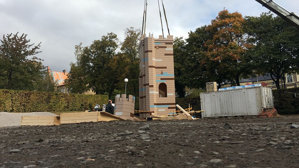 Kärnan-miniatyren lyfts på plats.