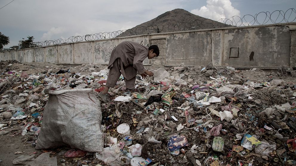 Med vana händer sorterar och letar Abdul Rahim efter sopor av värde på Kabuls gator.