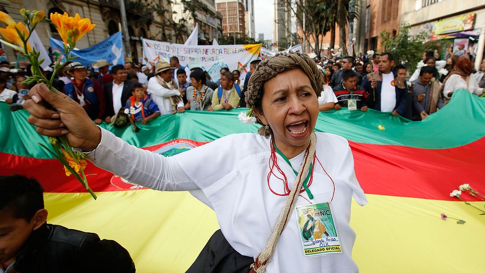 En kvinna under fredsmarschen i Bogotá.
