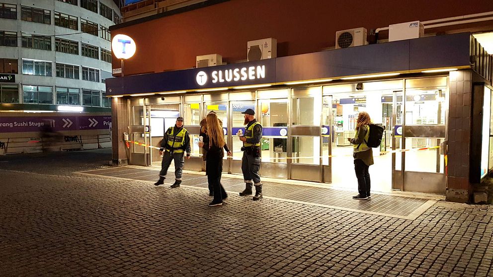 Väktare utanför Slussens t-banestation