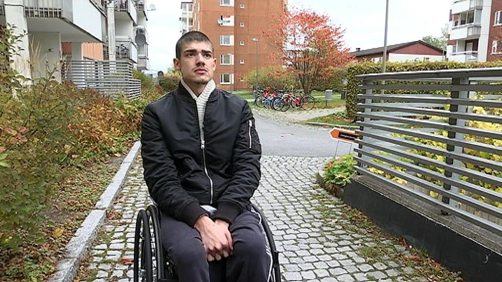 Alejandro i rullstol utanför hemmet i Akalla.