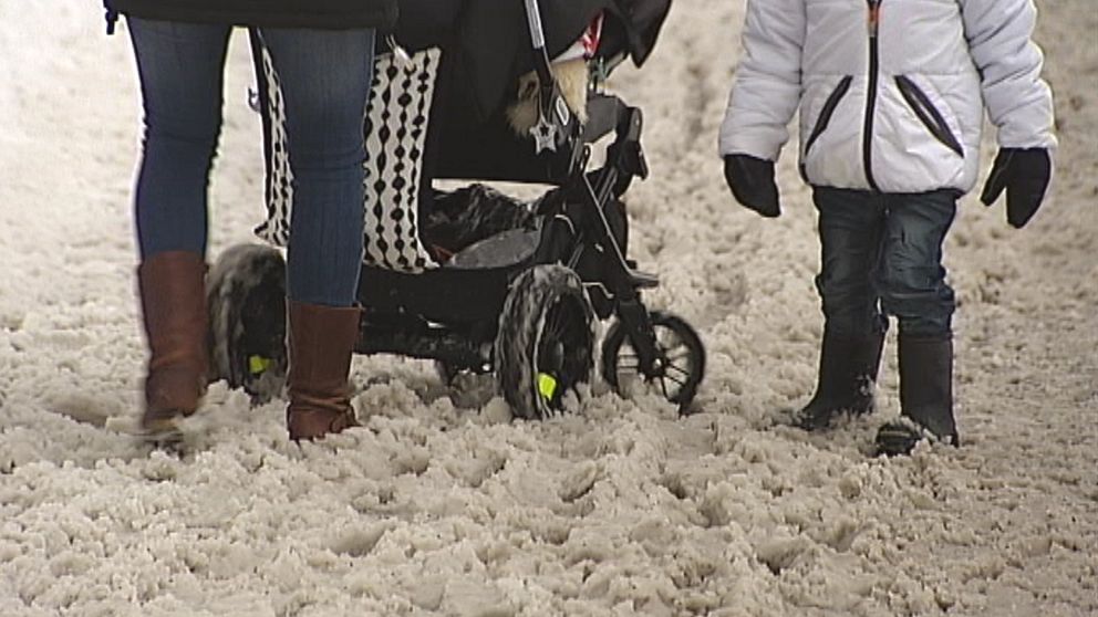 Gott om snö och sedan milt innebar moddigt på många gång- och cykelbanor, som här i Gävle den 15 februari.