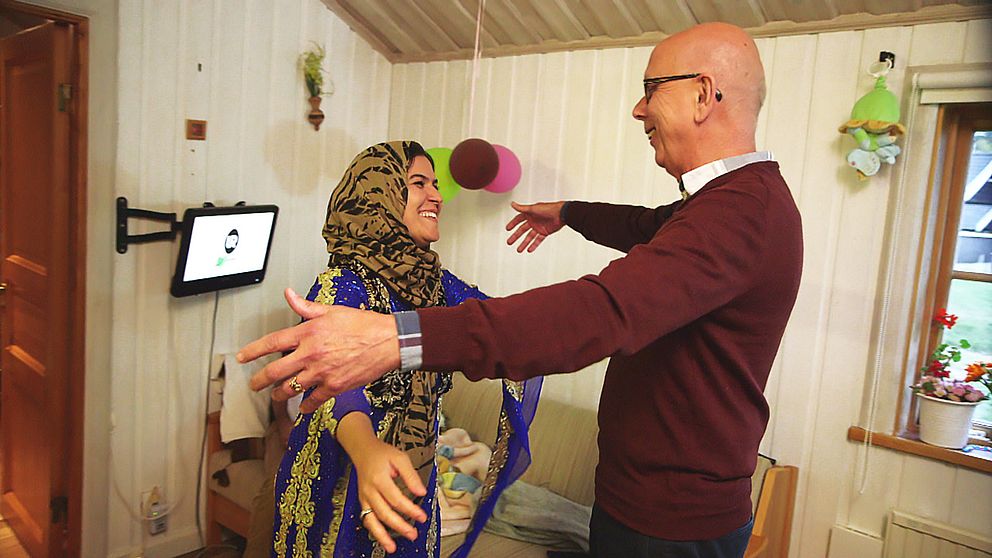 Per-Arne Björk i Siljansnäs kramar om Razieh Moradi Darabi som just fått veta att hon och hennes familj fått permanent uppehållstillstånd.