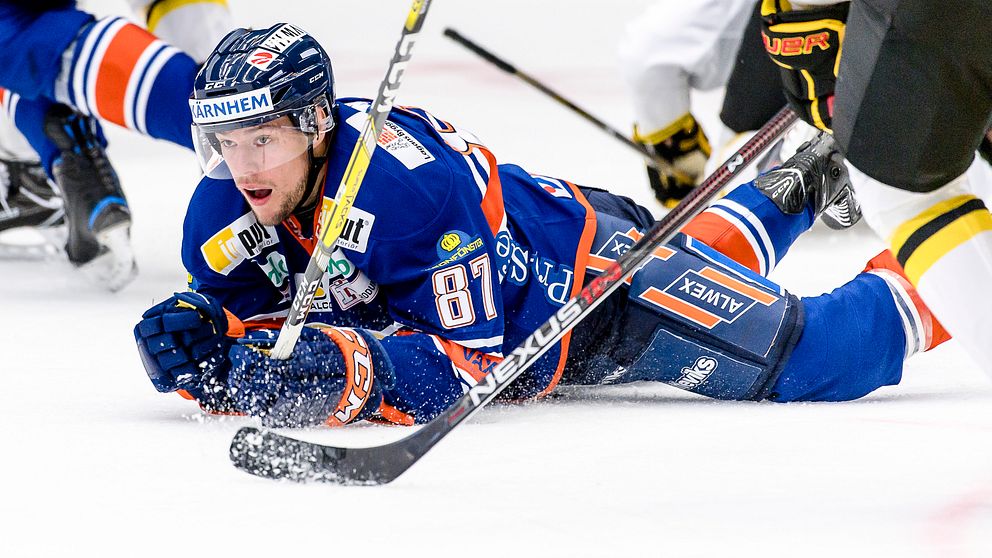 Växjös Robert Rosén faller under ishockeymatchen i SHL mellan Växjö och Brynäs