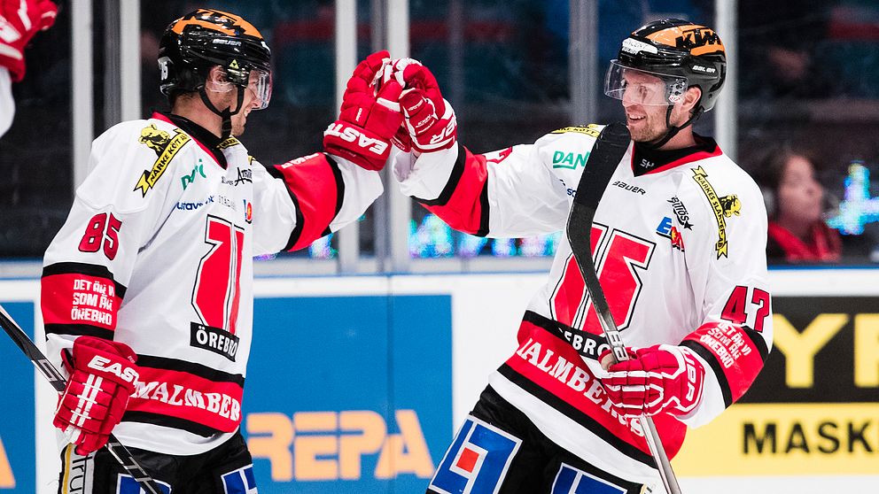 Örebros Kalle Olsson jublar tillsammans med Johan Adolfsson efter att ha gjort 0-3 borta mot Djurgården