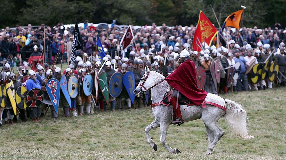 Medeltidsentusiaster samlades i södra England för att rekonstruera slaget vid Hastings.