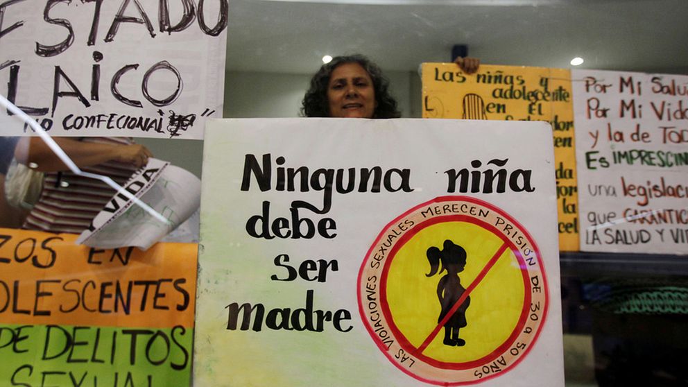 Aborträttsaktivister deltar i en manifestation i det salvadoranska parlamentet till stöd för den motion om att införa undantag i landets abortlagar som presenterade i veckan. ”Ingen flicka ska behöva bli mor”, står det på plakatet i mitten. Arkivbild.