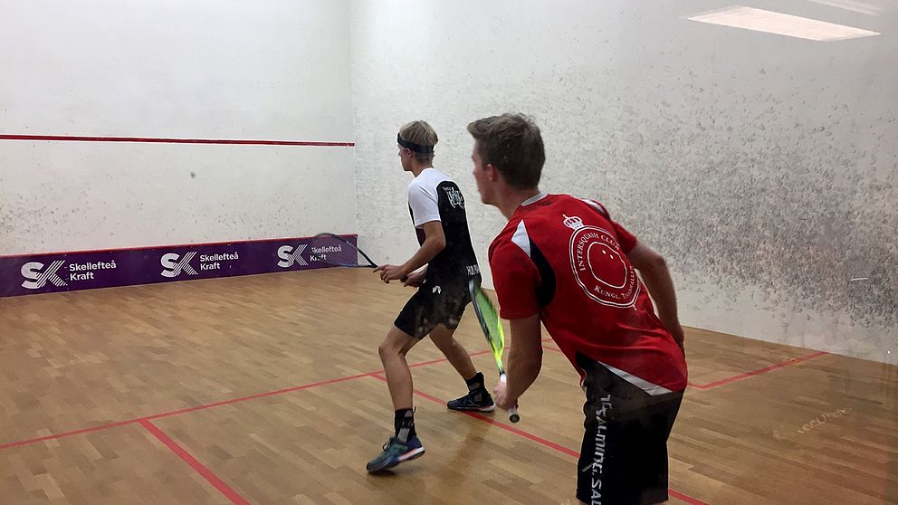 En bild på Joel Wiksten och Filip Hultman som spelar squash.