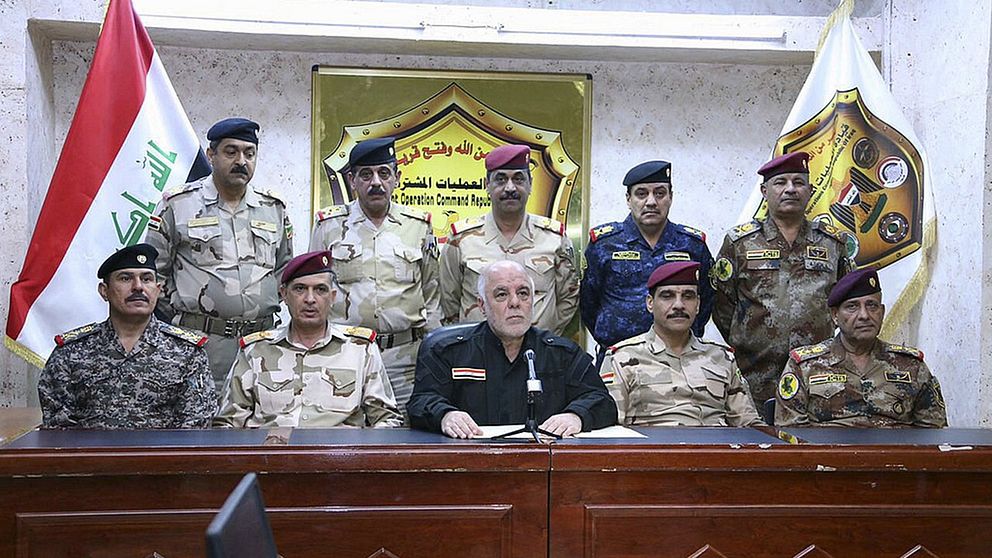 Iraks premiärminister al-Abadi (i svart) meddelar att offensiven startat