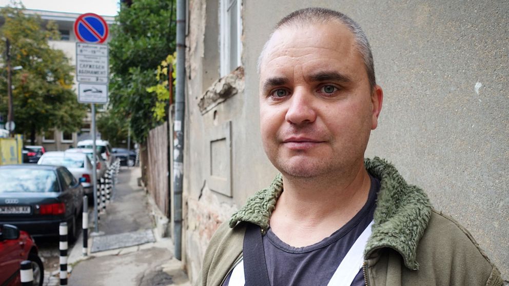 ”Om man gör ett bra jobb så är det rimligt att man efter ett tag får samma lön” säger bulgariske takläggaren Anatolin Michiv.