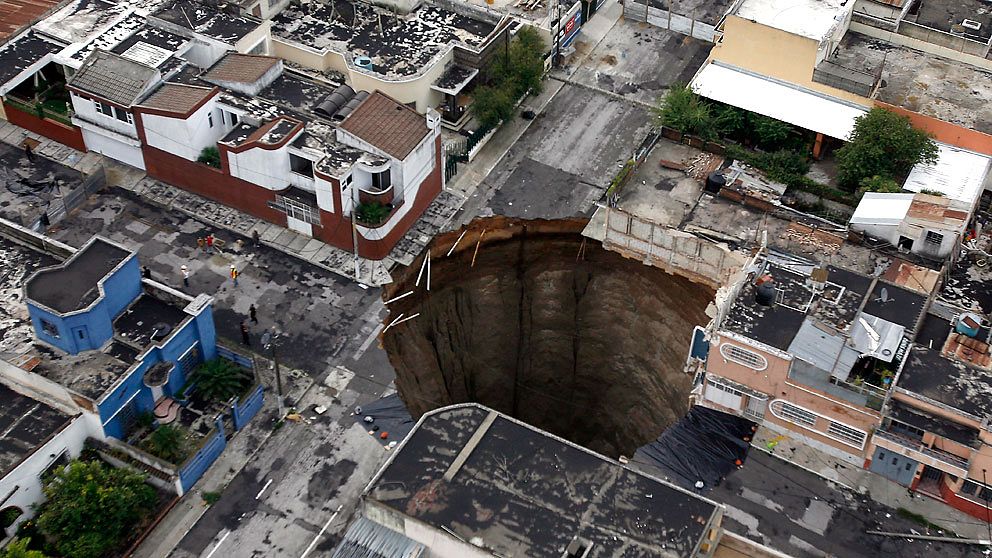 I juni 2010 öppnade sig en stor krater i centrala Guatemala City. En trevåningsbyggnad försvann ner i det djupa slukhålet.