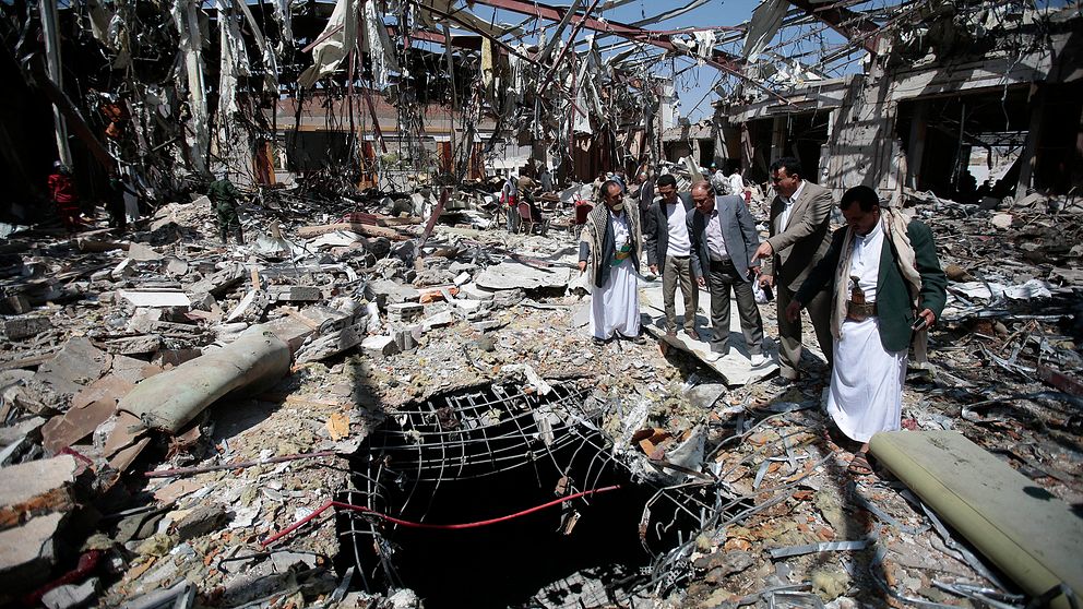 En grupp män inspekterar det som är kvar av den begravningsplats i Jemen som bombades den 8 oktober av den saudiledda koalitionen. i Jemen Över 140 människor dödades i bombräden. Arkivbild.