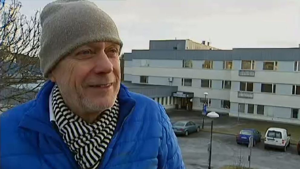 Fred Nilsson framför gamla sjukhemmet i Härnösand.