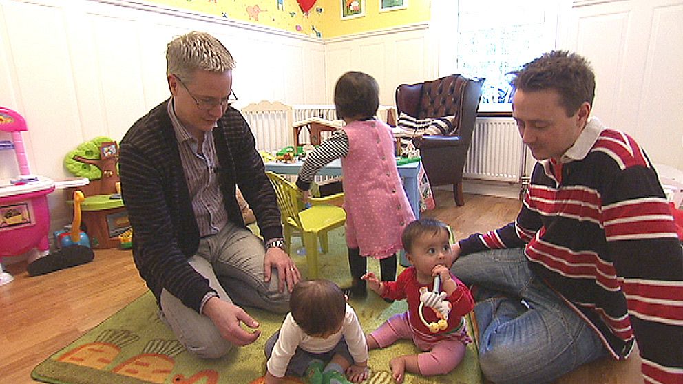 Familjen Skoglund. Pappa Robert,  pappa Fredrik och deras tre små flickor, som kommit till tack vare surrogatmammor i Indien.