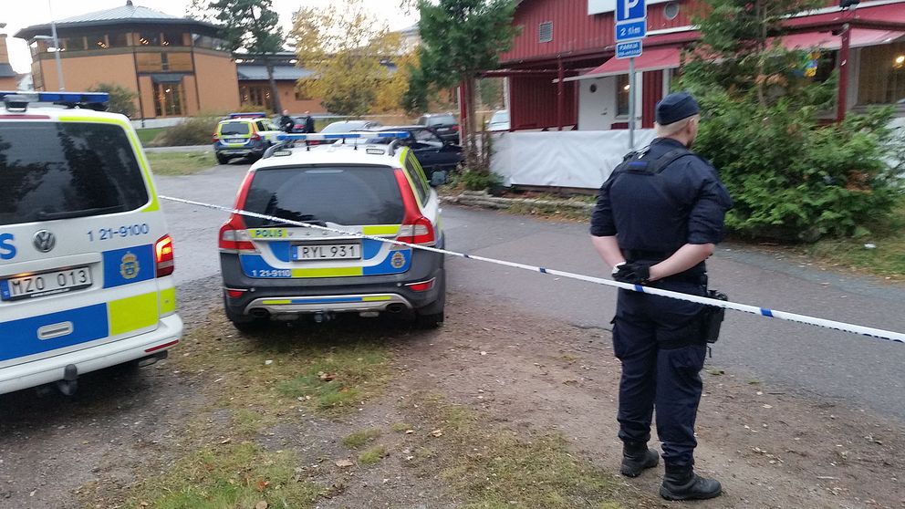 Stort polispådrag i Stenhagen efter att en man skjutits i benet.