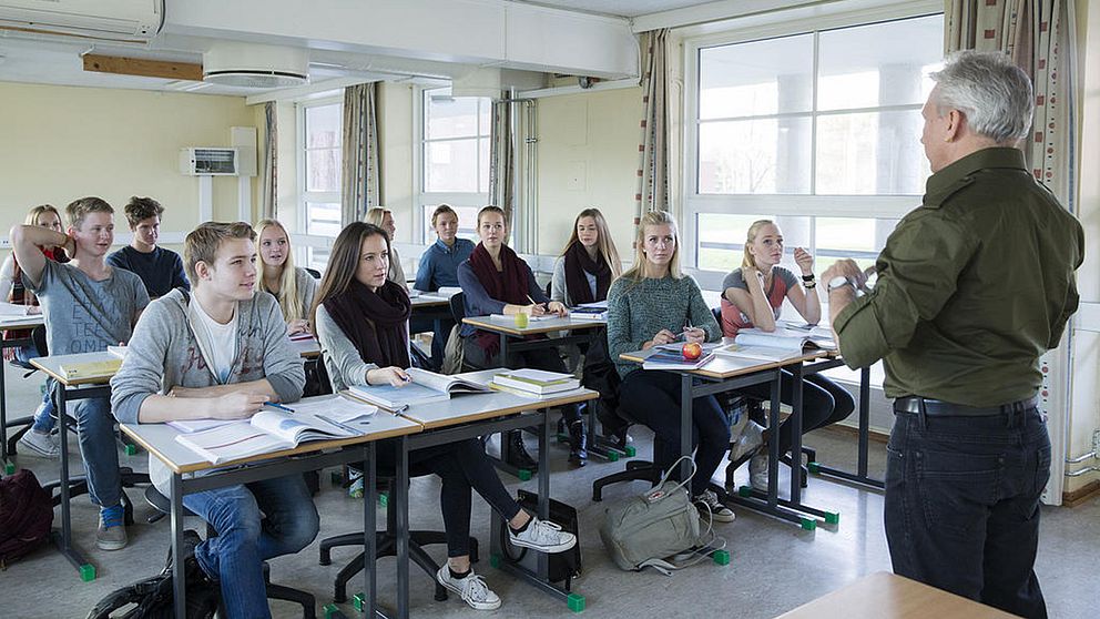 Ett klassrum med lärae och elever.